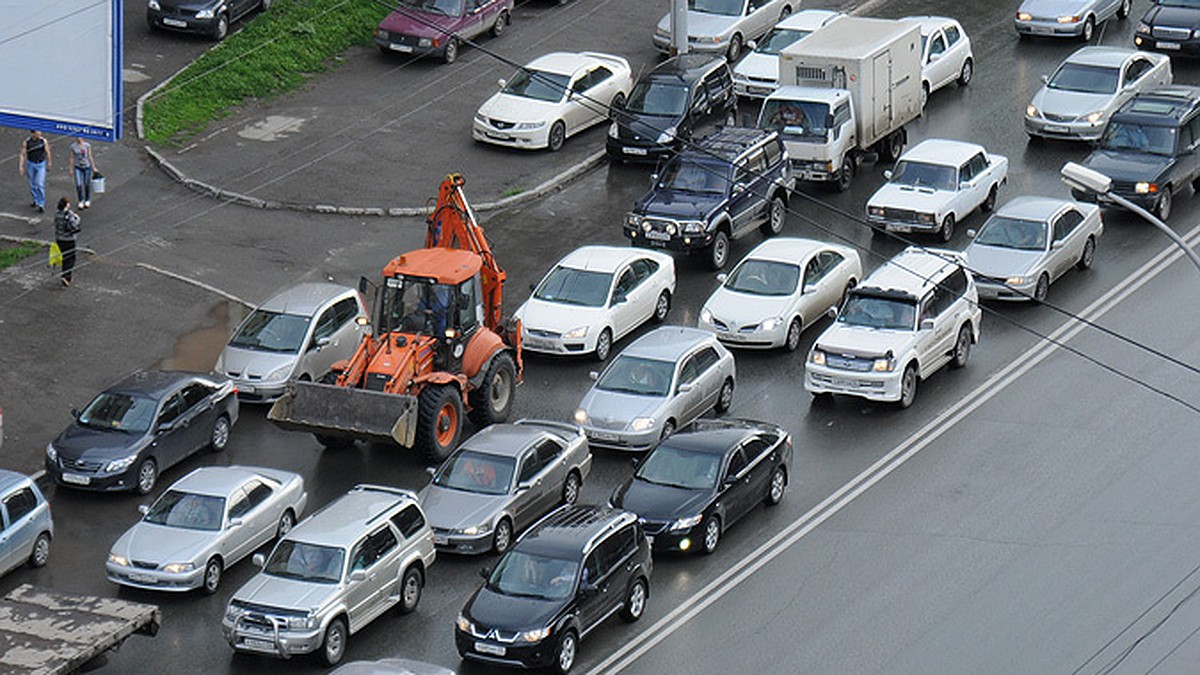 Самая большая автомобильная пробка в Новосибирске сравнима с протяженностью  питерской Фонтанки! - KP.RU