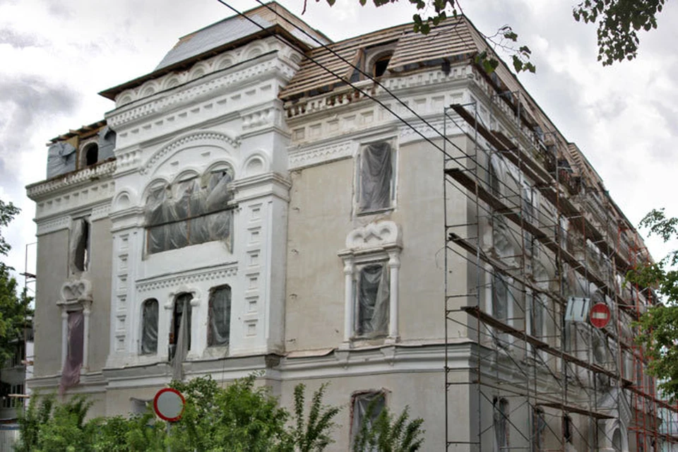 Это нарядное здание с кокошниками и полуколоннами возведено по проекту губернского архитектора Александра Никифорова в 1901 году.