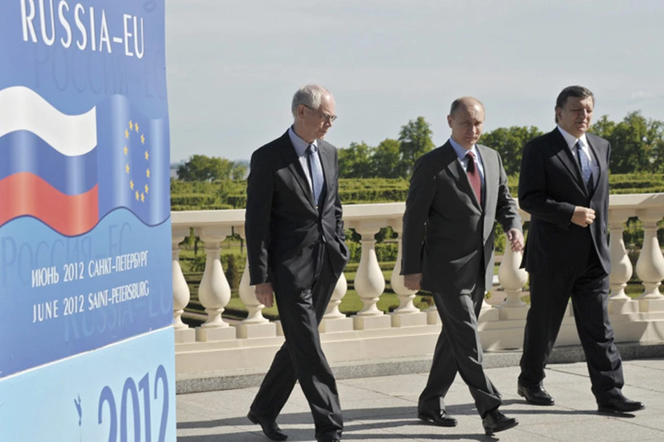 Владимир Путин рассказал председателю Евросовета Херману Ван Ромпею (слева) и еврокомиссару Жозе Мануэлу Баррозу (справа) о том, как бюрократы из ЕС притесняют российских журналистов.
