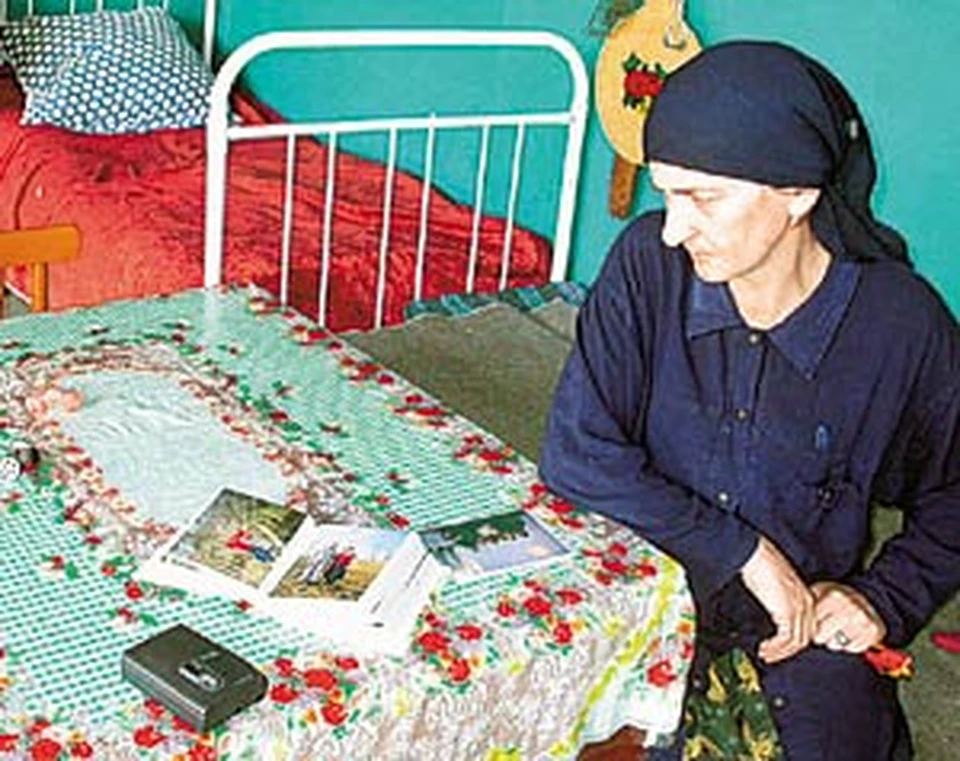 31 августа 2004 года. Старшая - живая - сестра «шахидок» Нагаевых еще не сняла траурной одежды.