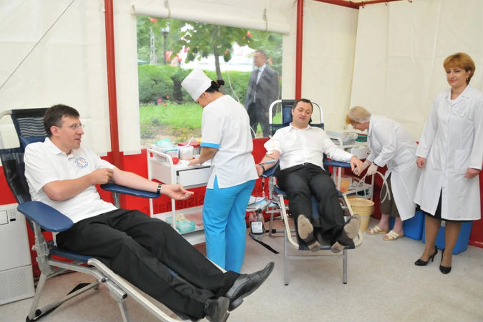 Во Всемирный день донора, первые лица государства в специальном передвижном пункте в центре Кишинева сдавали кровь.