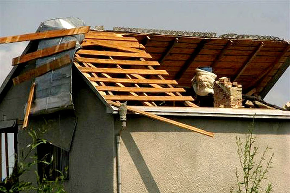 Дома сломанный крышей. Сорвало крышу. Разрушенная крыша. Повреждение кровли дома. Ветер на кровлю.