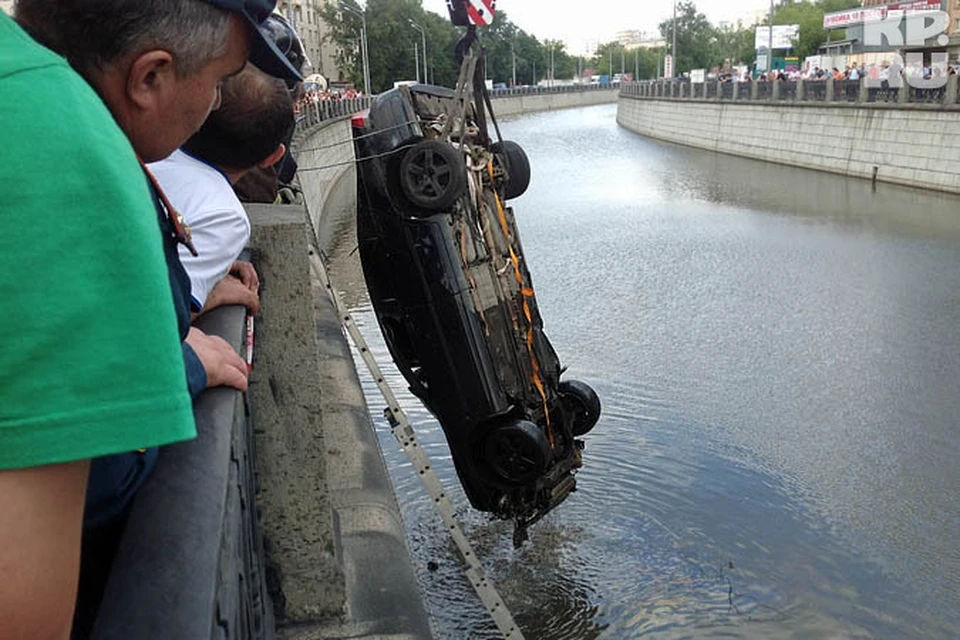 Пока житель Подмосковья спасал тонущую девушку, его машину угнали