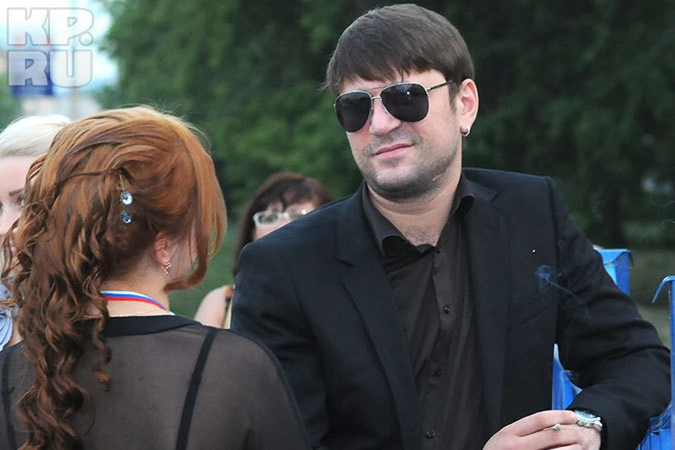 Виктор Логинов на выпускном своей дочери в кемеровской школе прятался за темными очками