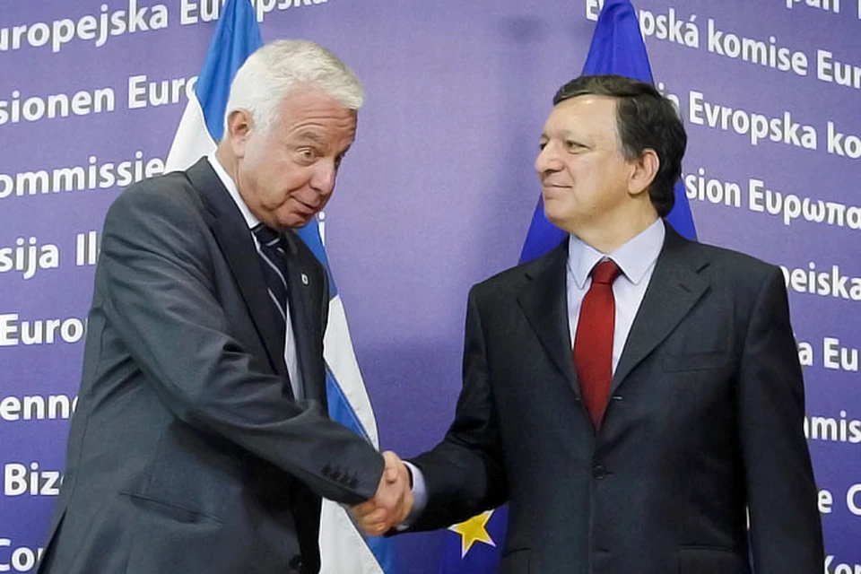 Президент Европейской комиссии Жозе Мануэль Баррозу с исполняющим обязанности премьер-министра Греции Панайотисом Пикраммэносом перед саммитом лидеров ЕС