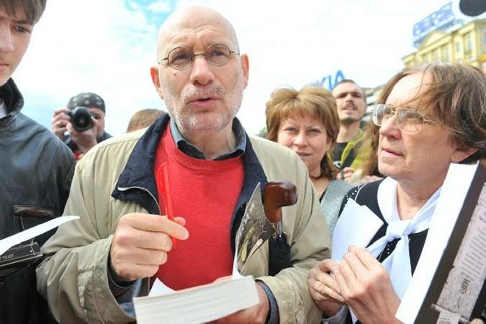 Борис Акунин на московской акции «Контрольная прогулка», которую устроили деятели культуры.