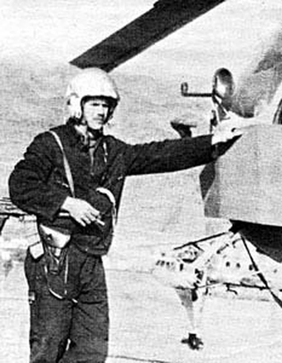 Александр в Афганистане до аварии - боевой летчик.