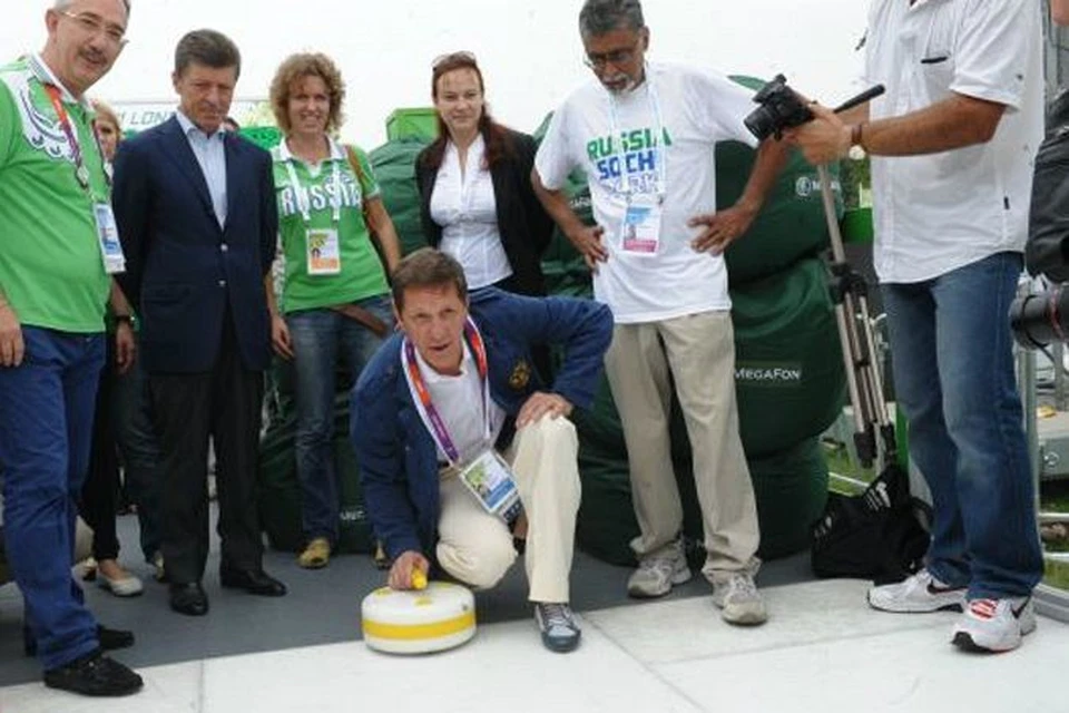 На открытии «Сочи парка» первый вице-спикер Госдумы Александр Жуков показал вице-премьеру Дмитрию Козаку (второй слева) свой фирменный бросок в керлинге.