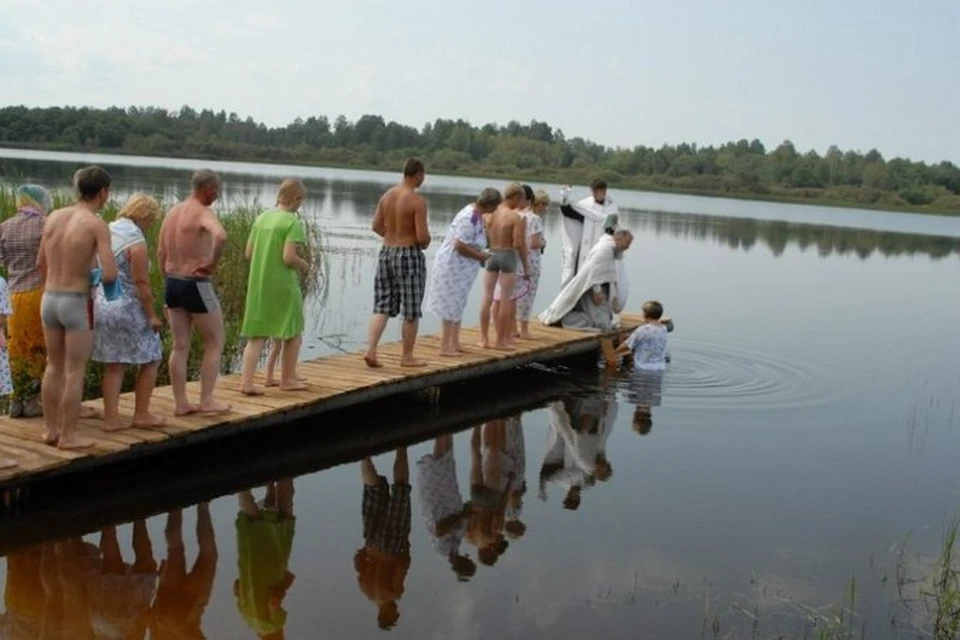 Чтобы было удобнее спускаться к озеру, сами прихожане изготовили 11-метровый деревянный трап