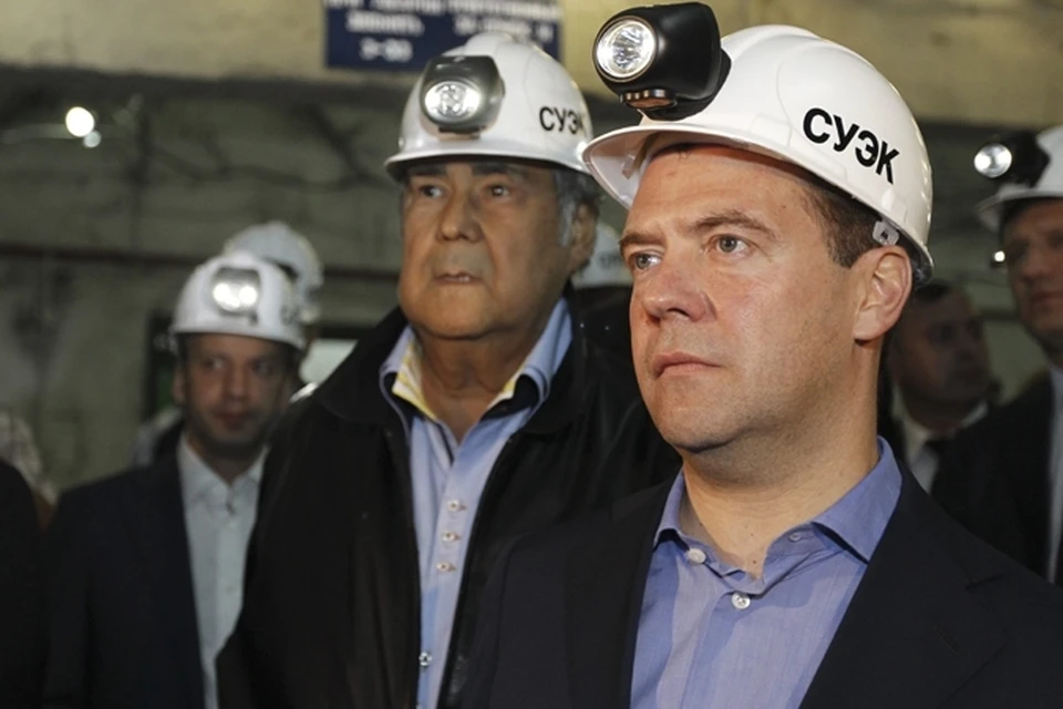 Примерив каску, Медведев зашел в надшахтное здание