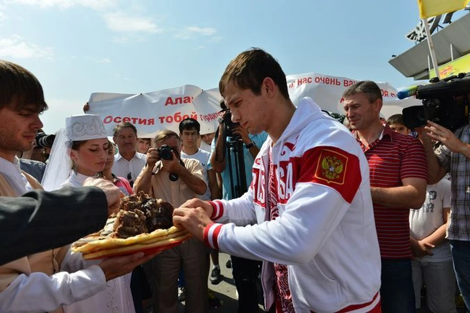 Олимпийского чемпиона Алана Хугаева во Владикавказе встретили осетинскими пирогами.