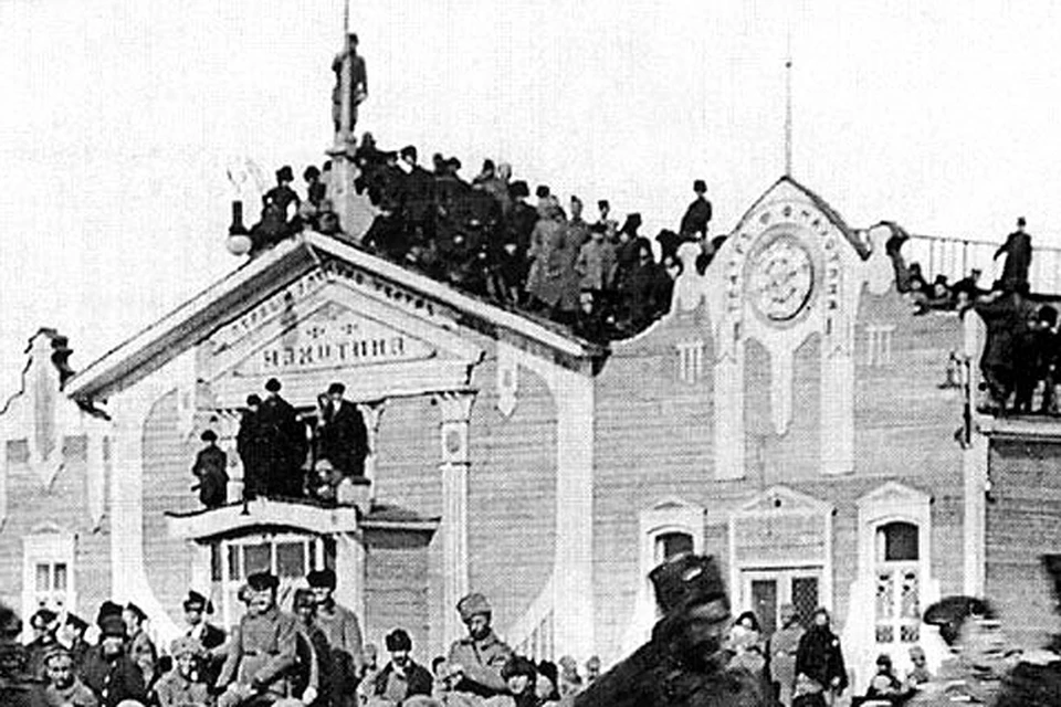 Этот кадр, сделанный после Февральской революции, 3 марта 1917 года, хранится в архивах. Исследователи считают, что среди людей на крыше здания есть и Федот Махотин, снимающий в этот момент кино...