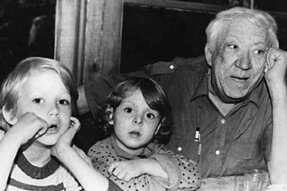 Юра Никулин (крайний слева) с дедушкой Юрием Никулиным.