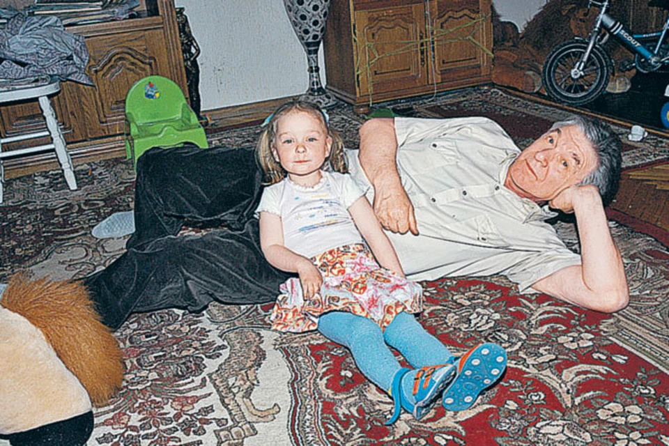 Дочь Сашенька, которой сегодня 9 лет, стала счастьем и утешением для пожилого актера.