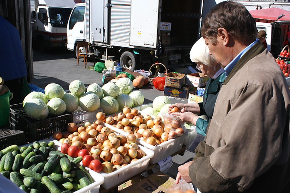 Пром торговля. Продуктовые рынки Владивостока. Картинки парень с европейской внешностью торгует на рынке.