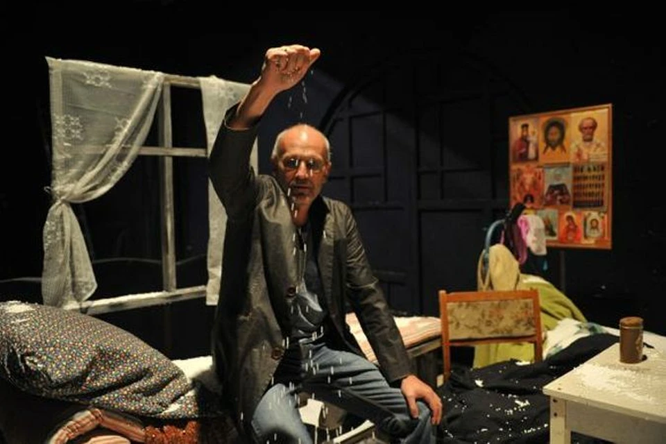 Известный телеведущий Александр Гордон посыпал голову... снегом на сцене театра «Школа современной пьесы».
