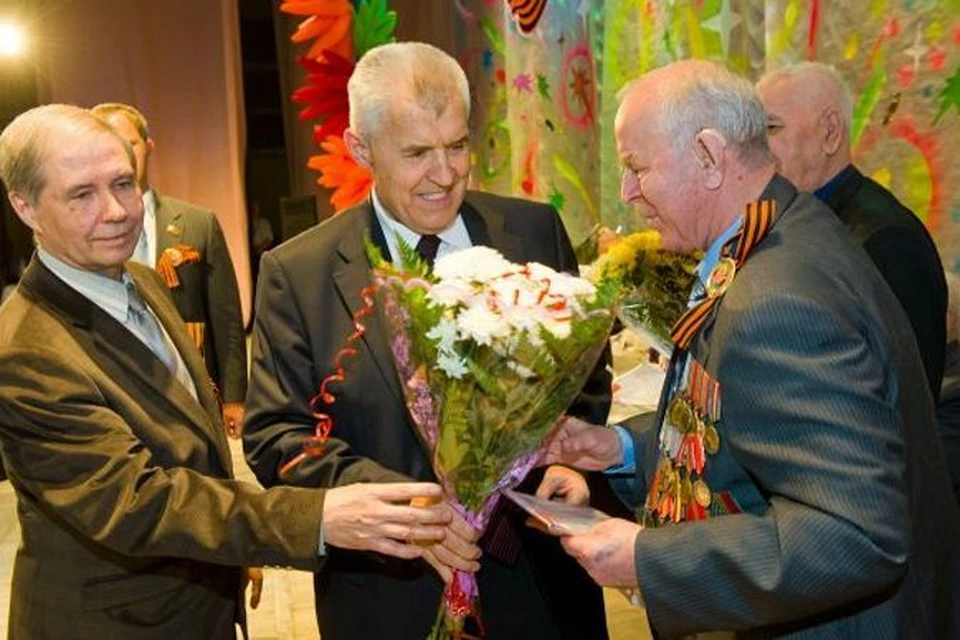 Префект ЮВАО Владимир Зотов (в центре) поздравляет ветеранов.