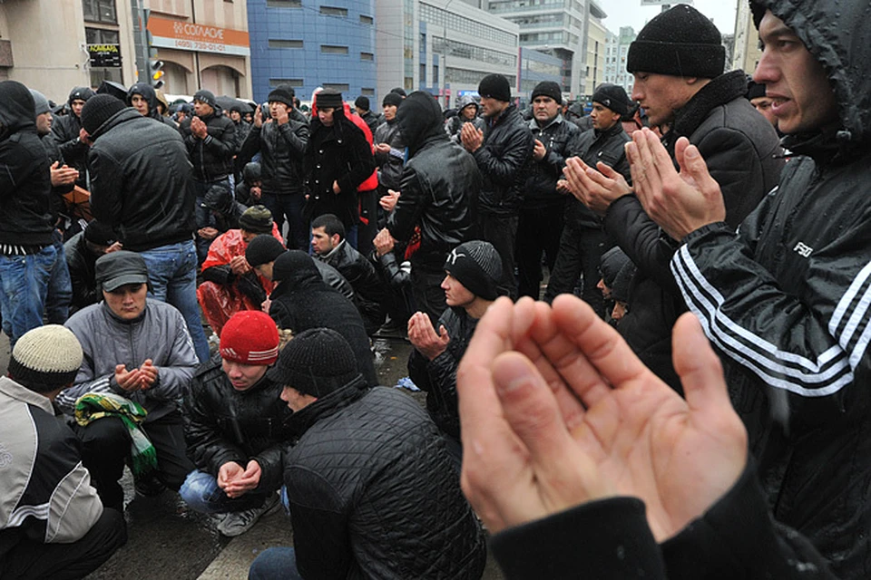 Курбан-байрам в Москве: Мусульмане молились, стоя коленями на карте столицы