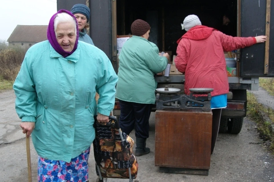 Автолавка приехала — пенсионеры наконец-то смогли купить продукты.