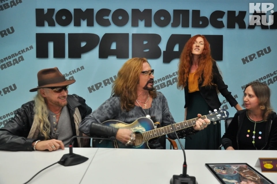 Никита так зажег, что мы запели вместе с ним. На фото (слева направо): Сергей Джигурда, Никита Джигурда, редактор «КП»-Уфа» Елена Садыкова и корреспондент Мила Киян