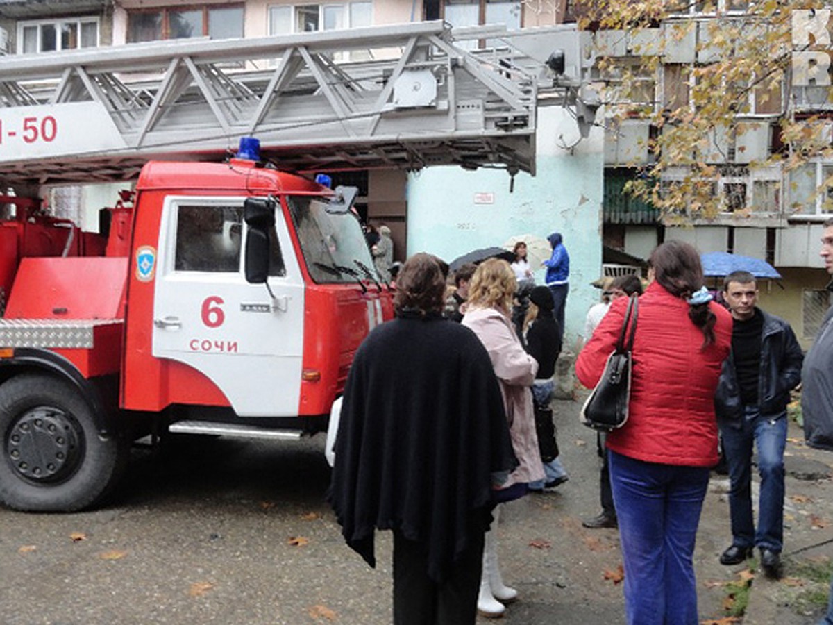 Жильцов сгоревшей в Сочи многоэтажки домой запускают полицейские с  автоматами - KP.RU