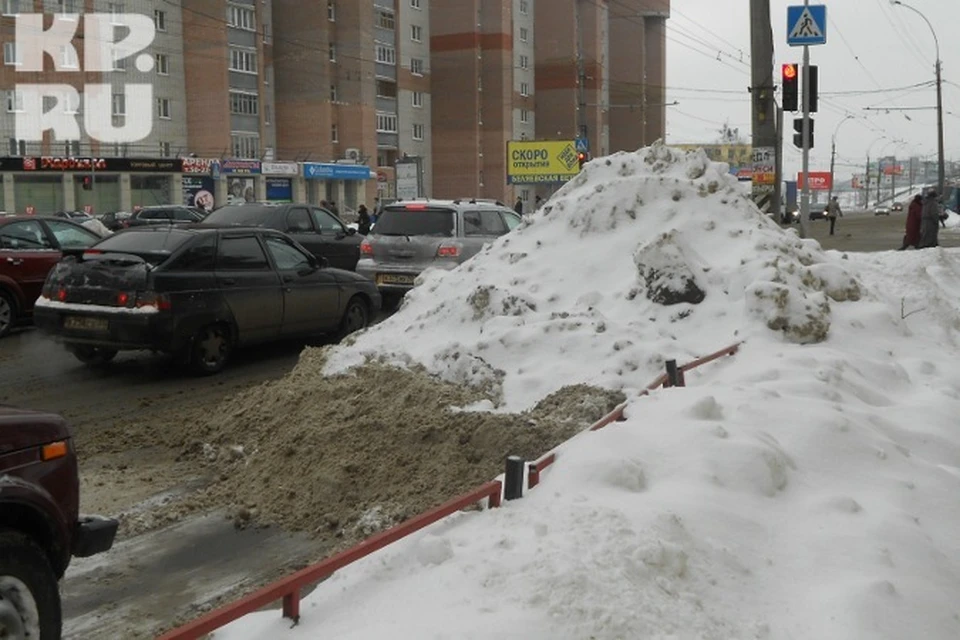 Снежные крепости выросли по всей Вологде после расчистки дорог