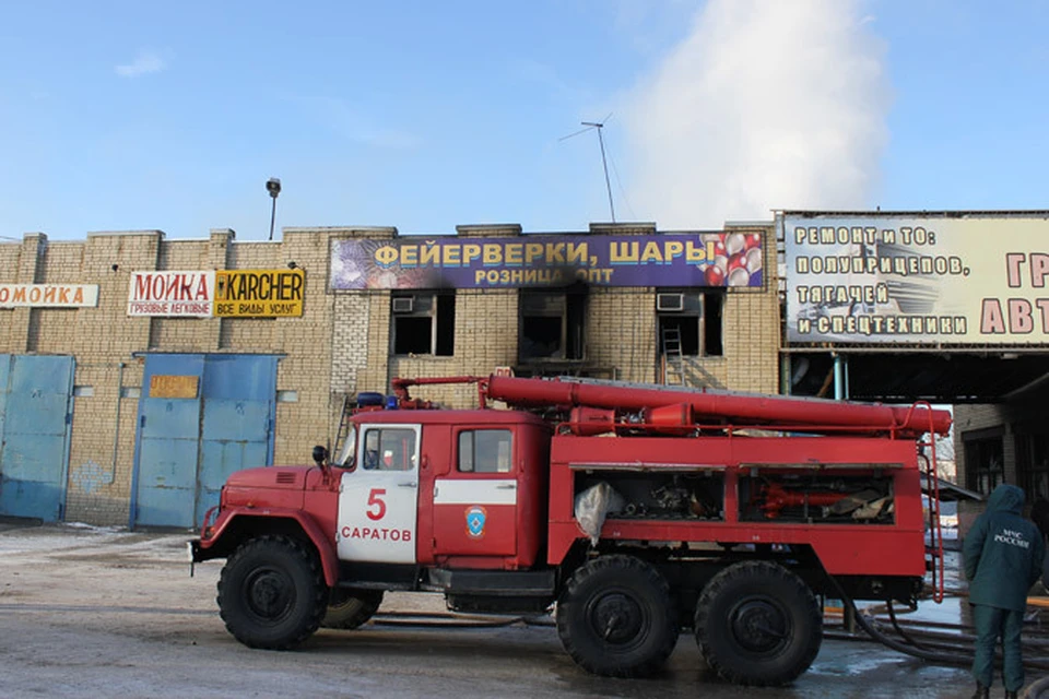 Сгорел магазин маяк. Пожар в магазине светофор. Пожар в магазине фейерверков. Сгорел магазин светофор.