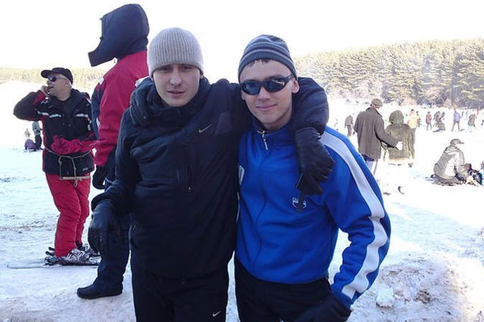 Денис Бураков (на фото слева) любил ездить в горы вместе с друзьями.