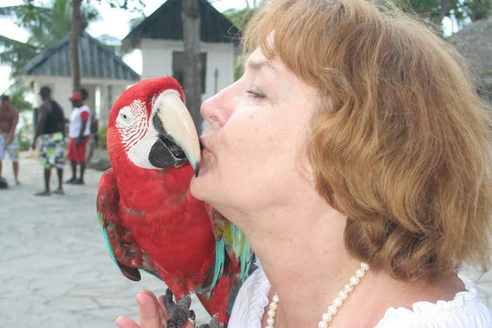 Русской туристке сказали поцеловать попугая Ромео для снимка. А он, когда она целовала, засунул ей шершавый язык в рот! Вот это попугаи на Доминикане!