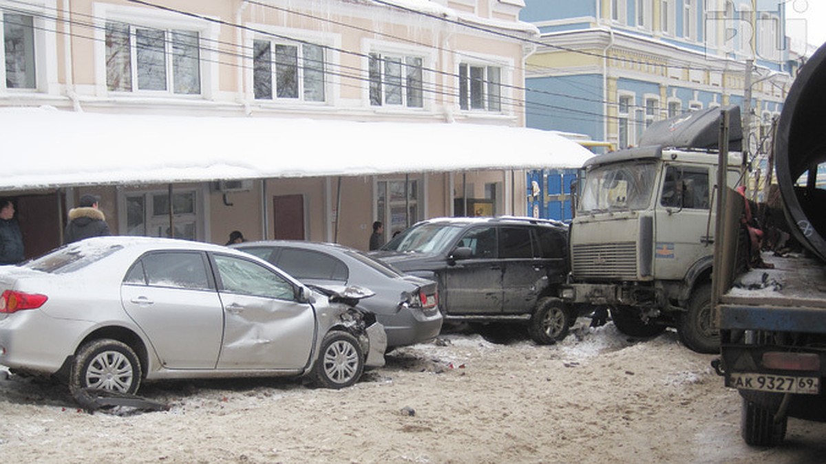 В центре Нижнего грузовик 