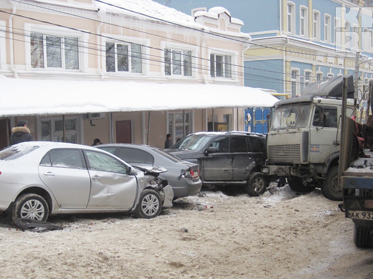 В центре Нижнего грузовик 