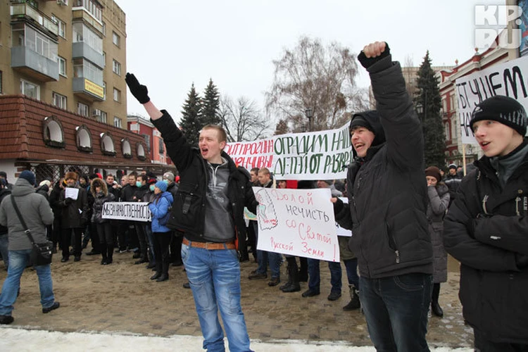 В Воронеже защитницы геев и лесбиянок показали сомнительные фото из гайд-парка