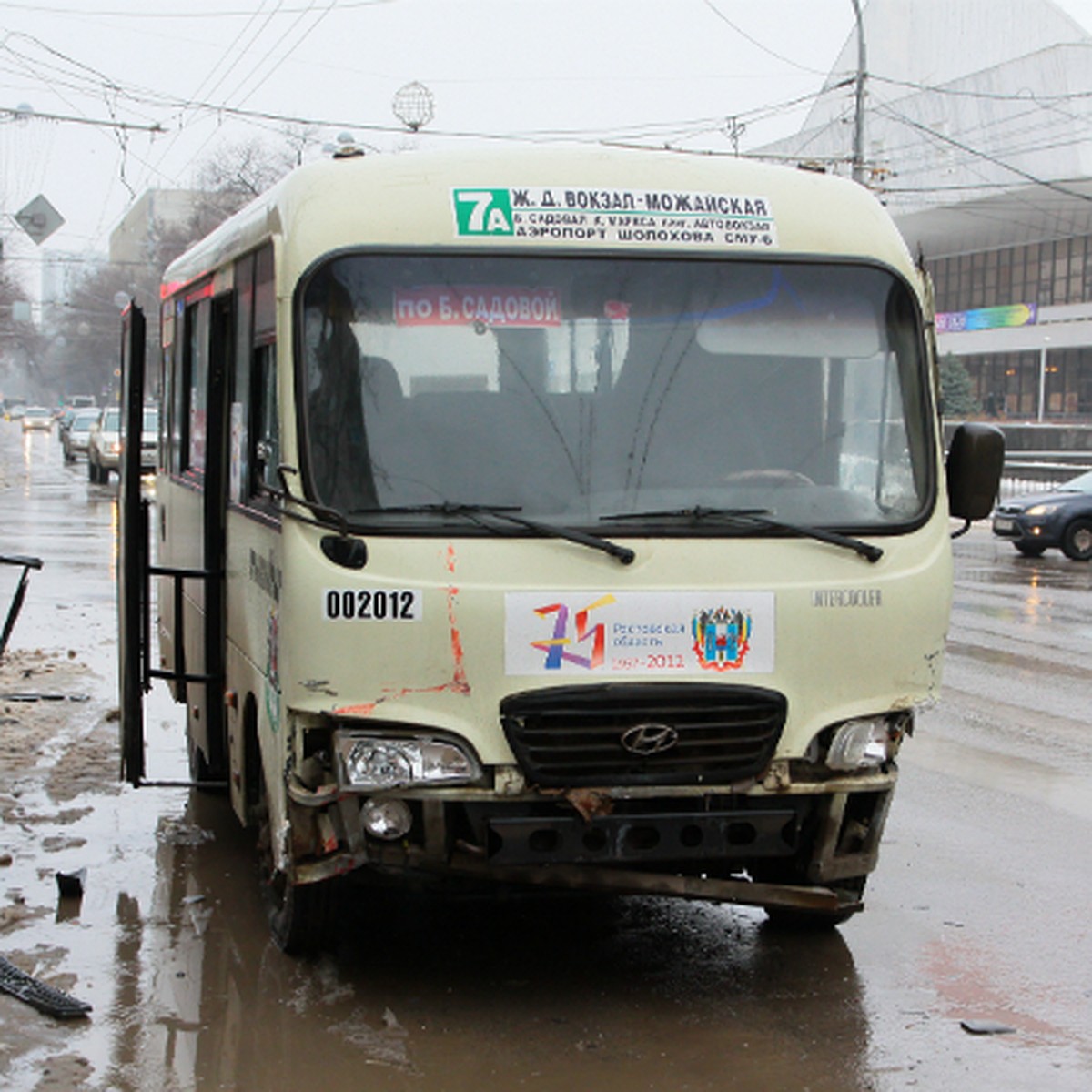 В центре Ростова-на-Дону переполненная маршрутка попала в ДТП - KP.RU