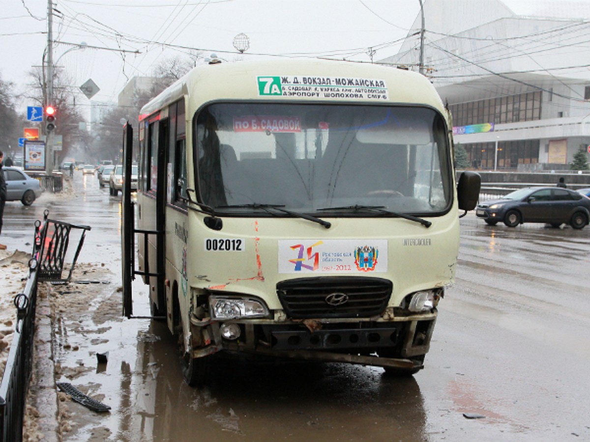 В центре Ростова-на-Дону переполненная маршрутка попала в ДТП - KP.RU