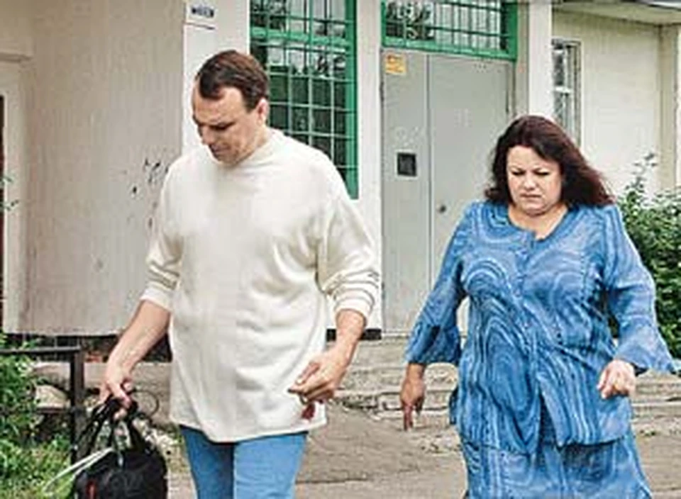Павел и Елена Цыплакова выходят из подъезда своего дома.