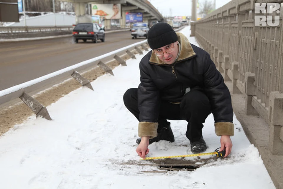 Через дыры в Северном мосту видно воронежское водохранилище.