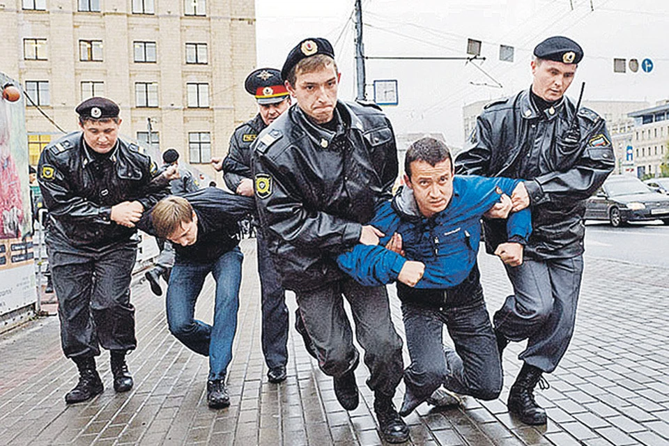 Александр Долматов на акциях протеста был одним из самых активных.