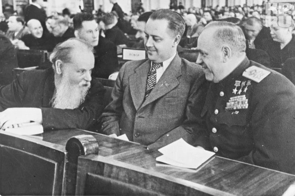 Павел Бажов (слева) на заседаниях Верховного совета всегда садился рядом с председателем Свердловского облисполкома (в центре) и маршалом Жуковым (справа).