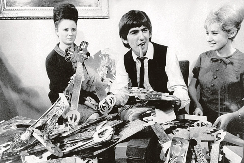 На этом снимке 1964 года Джордж Харрисон в окружении красоток празднует свой 21-й день рождения. Жизнь только начинается...