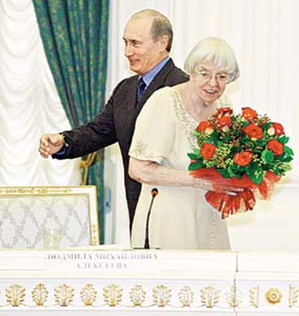 Правозащитница Людмила Алексеева и Владимир Путин: не каждый совет президент начинает с вручения цветов дамам.