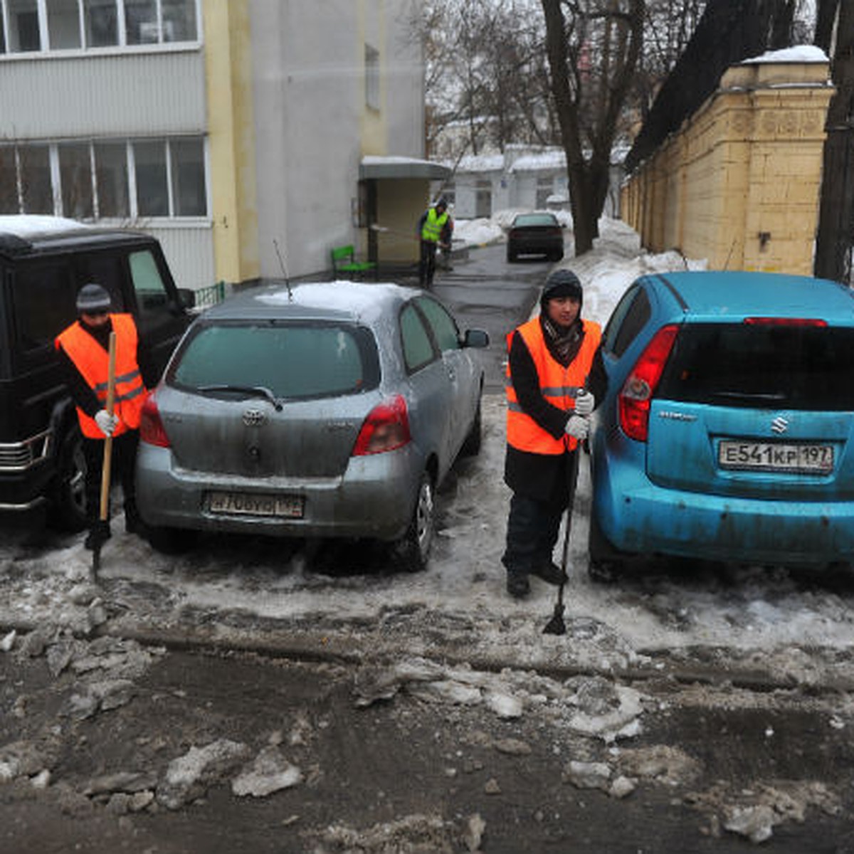 Весна в Кемерове: должны ли коммунальщики очищать дороги во дворах до  асфальта? - KP.RU