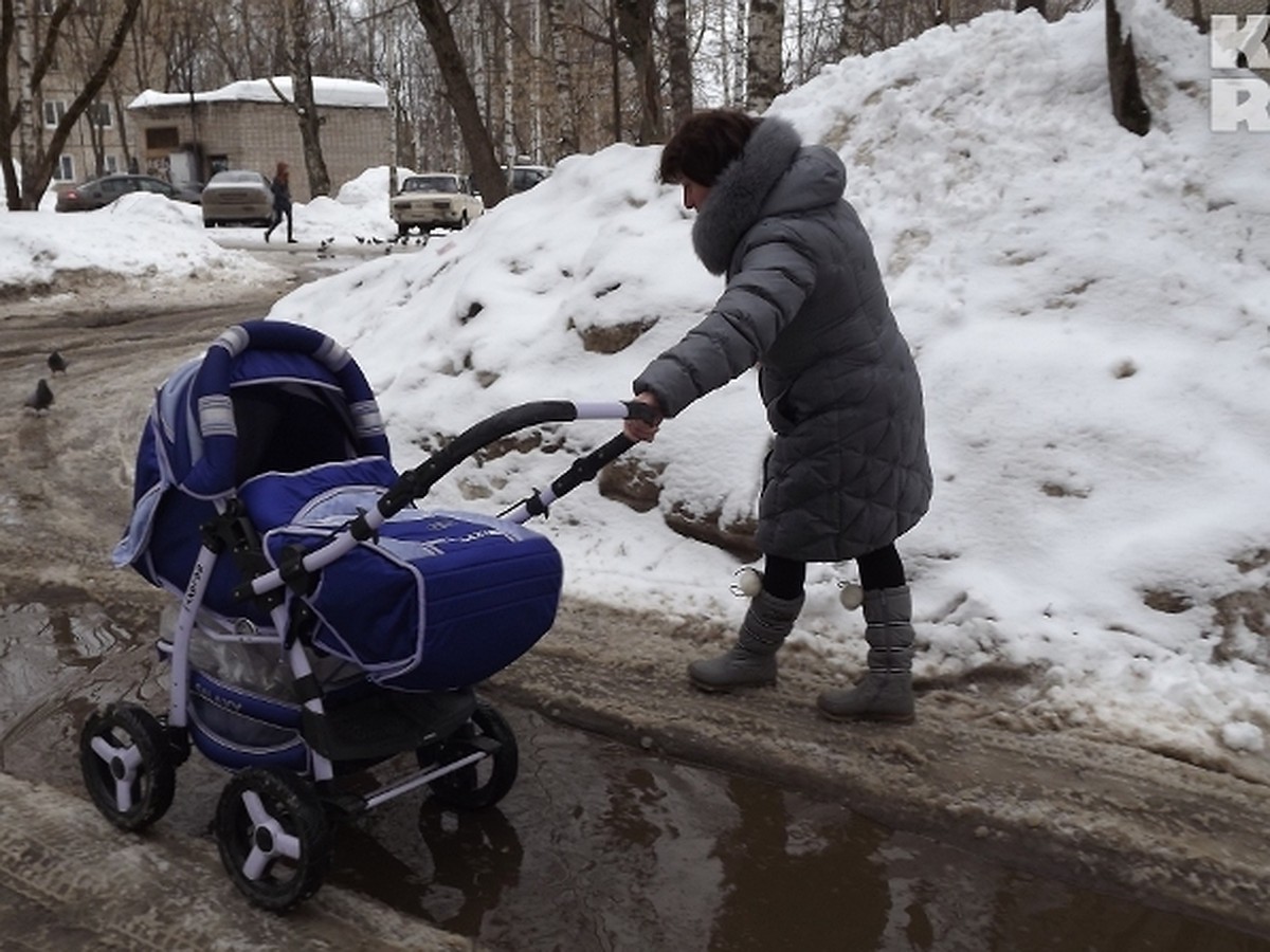 В Твери дождь снега не слаще: молодые матери воюют с городскими сугробами -  KP.RU