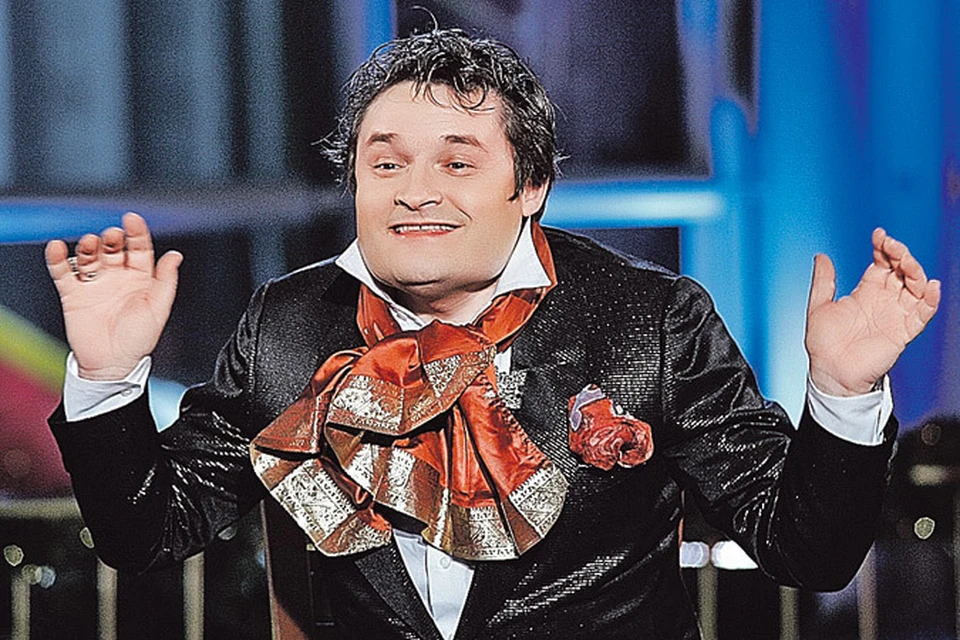 А вот не наденет Александр Александрович свой фирменный бант, так не каждый его и узнает! Недаром маэстро говорит, что в моде важны детали...