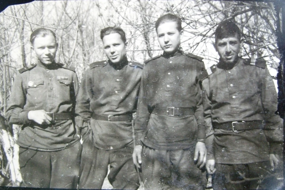 Борис Пирожков (слева) со своим боевым отделением танка Т-34. Снимок сделан в мае 1945-го.