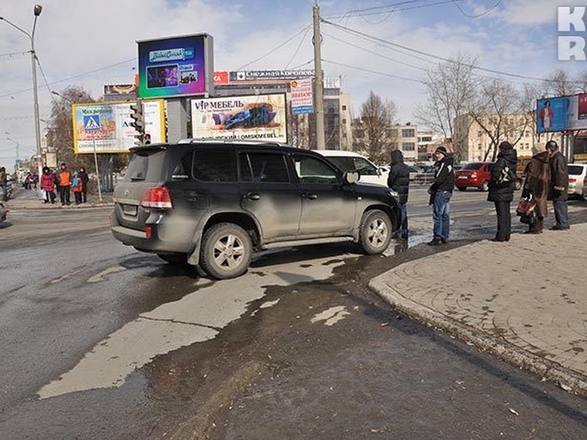 Комсомолка» и ГИБДД нашли владельца омского внедорожника, припарковавшегося  прямо на перекрестке - KP.RU