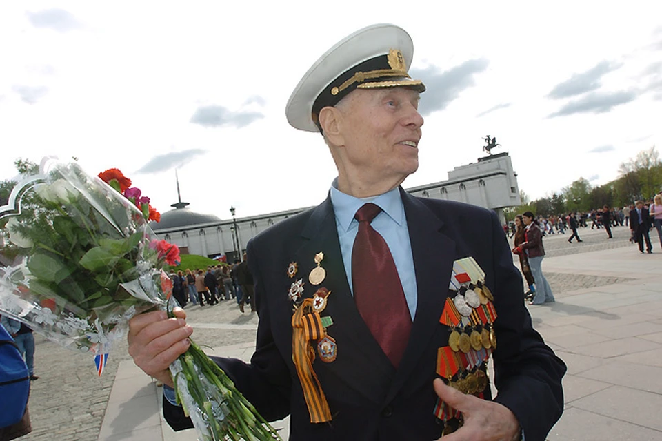 Что такое Георгиевская лента? Это знак Ордена или темляк Георгиевского оружия, т.е. по существу элемент НАГРАДЫ или ее эквивалент