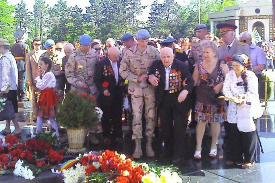 Традиционно сегодня в столице проходят возложения.