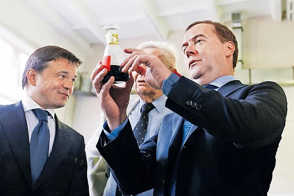 Дмитрий Медведев и врио губернатора Подмосковья Андрей Воробьёв посмотрели, над чем работают ученые-химики в Черноголовке.
