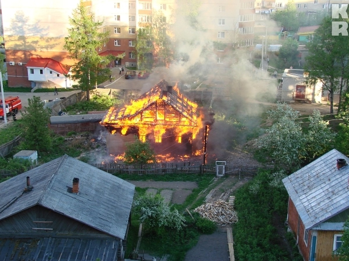 В Сыктывкаре сгорел заброшенный деревянный дом - KP.RU