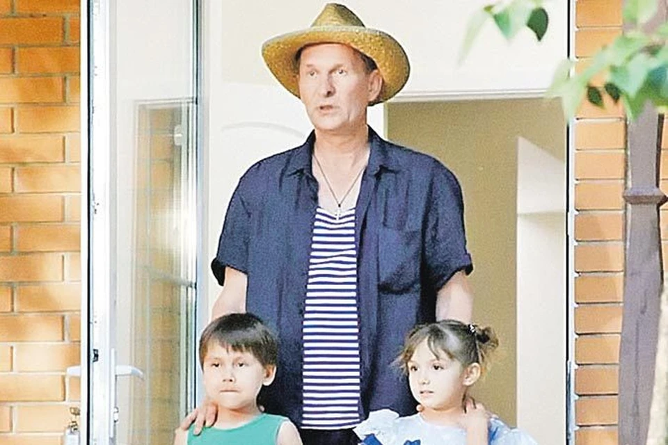 Иван Будько приезжает к внукам и с ходу берется за их воспитание.